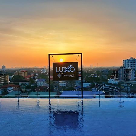Luxo Kochi Hotel Buitenkant foto