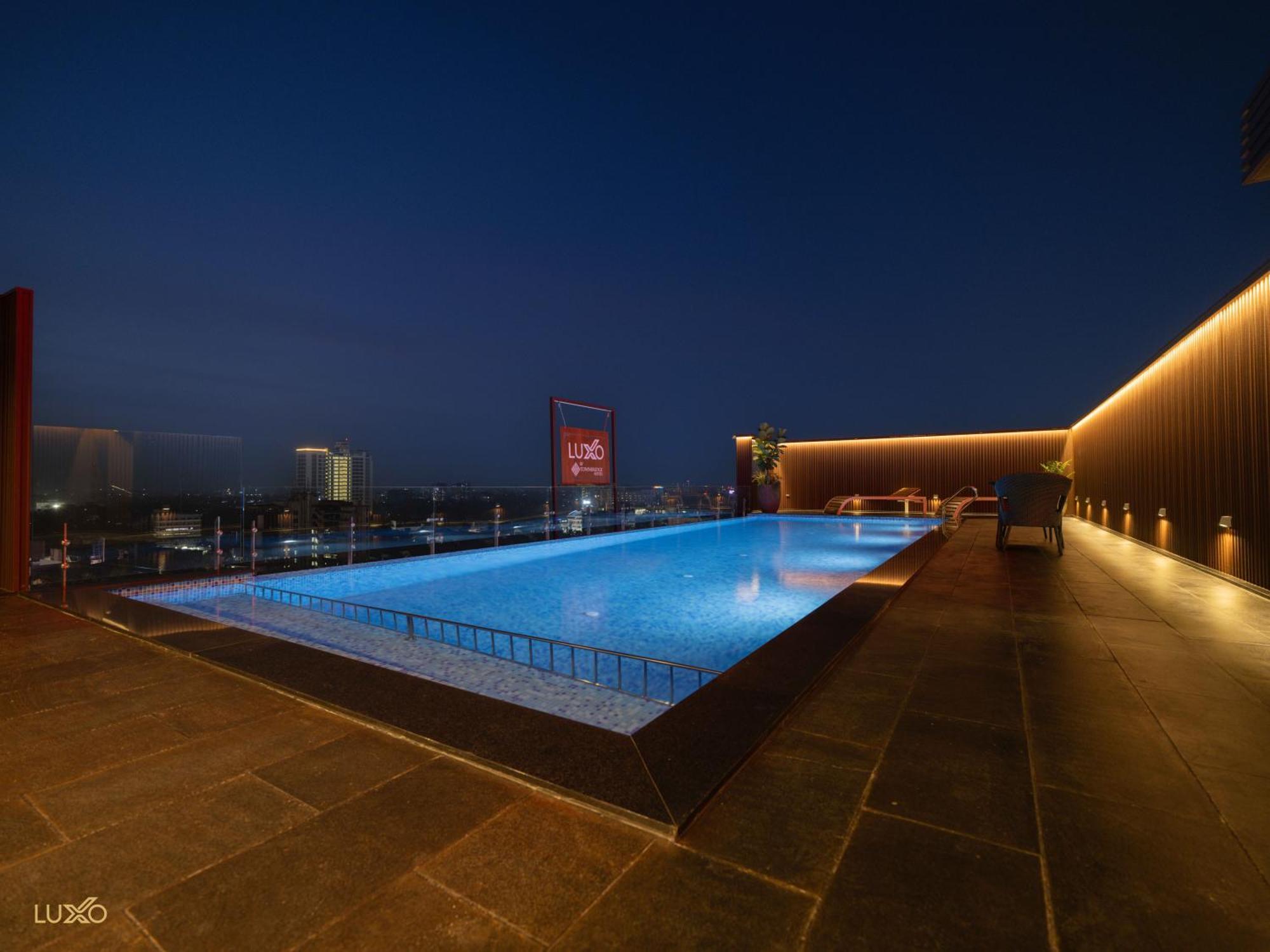 Luxo Kochi Hotel Buitenkant foto