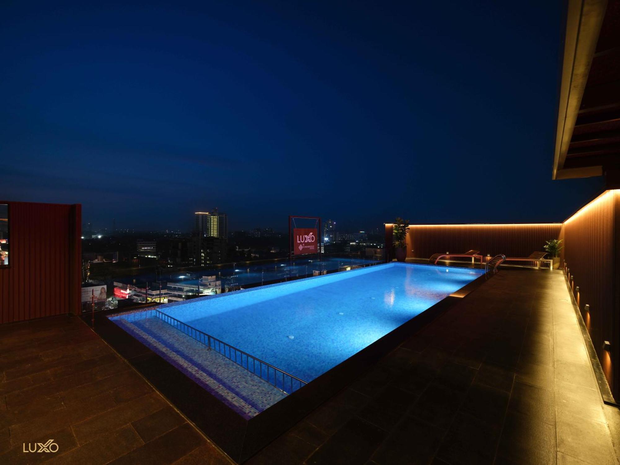 Luxo Kochi Hotel Buitenkant foto