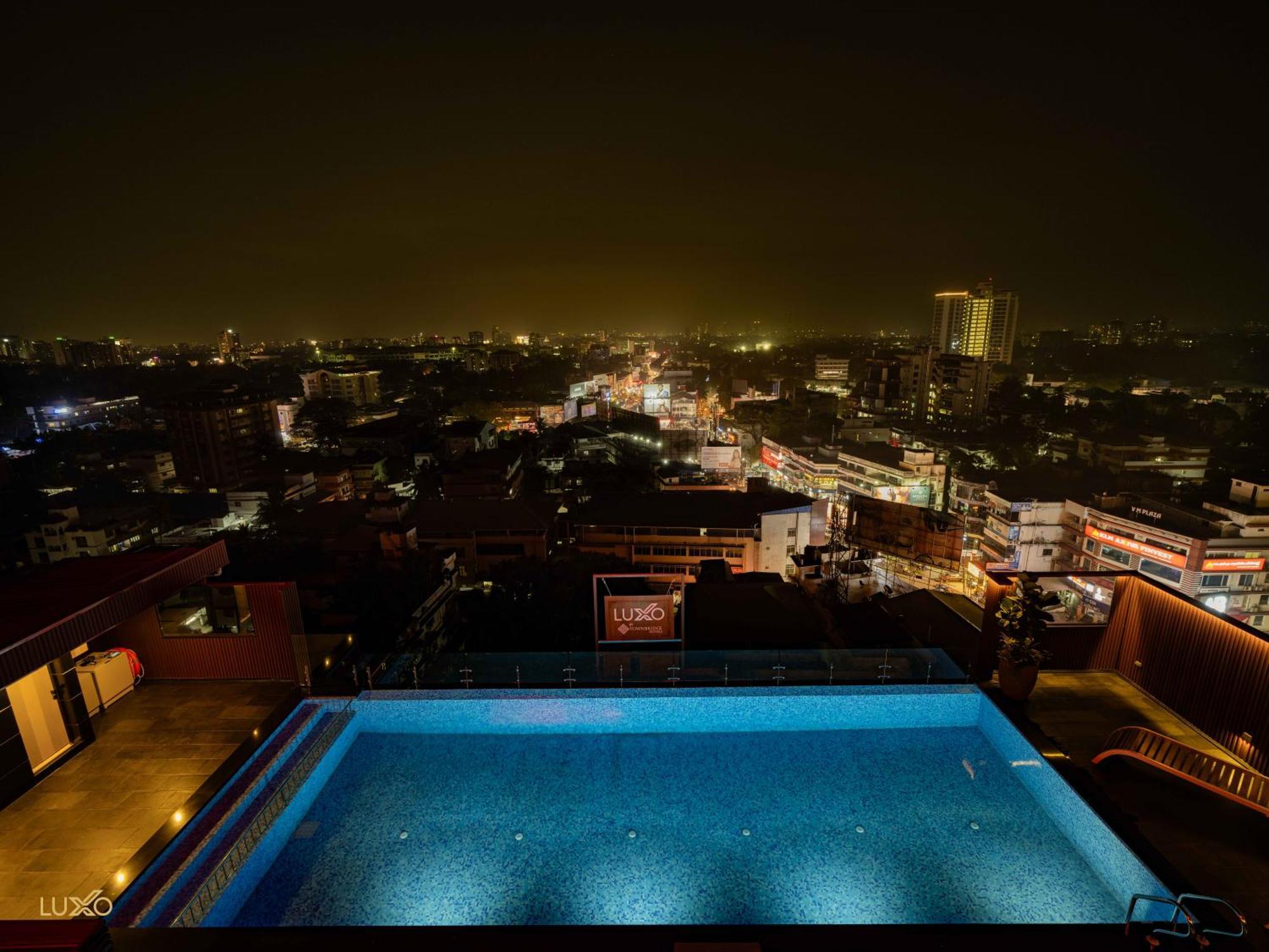 Luxo Kochi Hotel Buitenkant foto