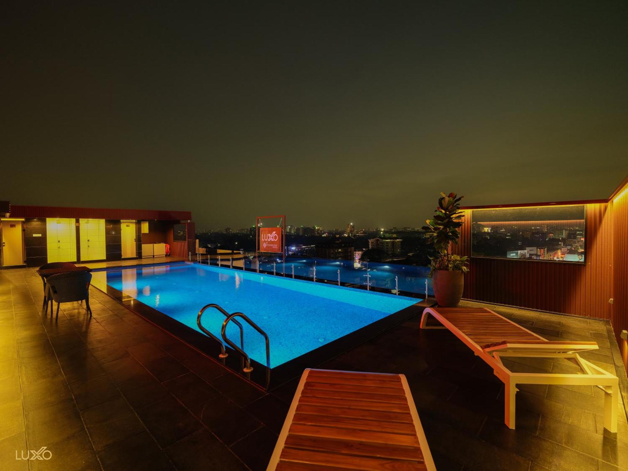 Luxo Kochi Hotel Buitenkant foto