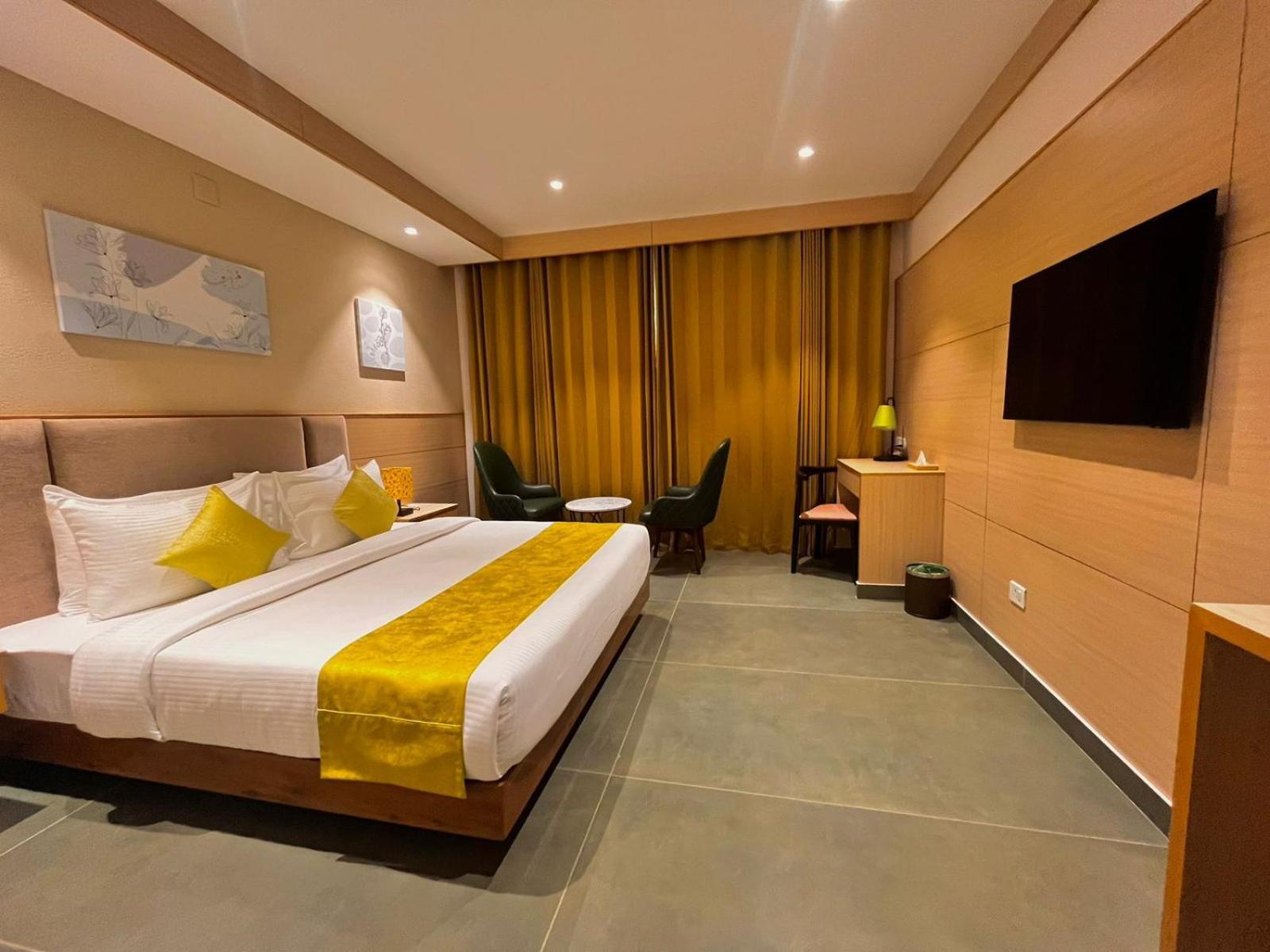 Luxo Kochi Hotel Buitenkant foto